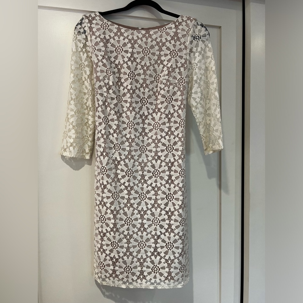 Off white lace knee length long sleeve Eliza J sz 4 dress, great condition.